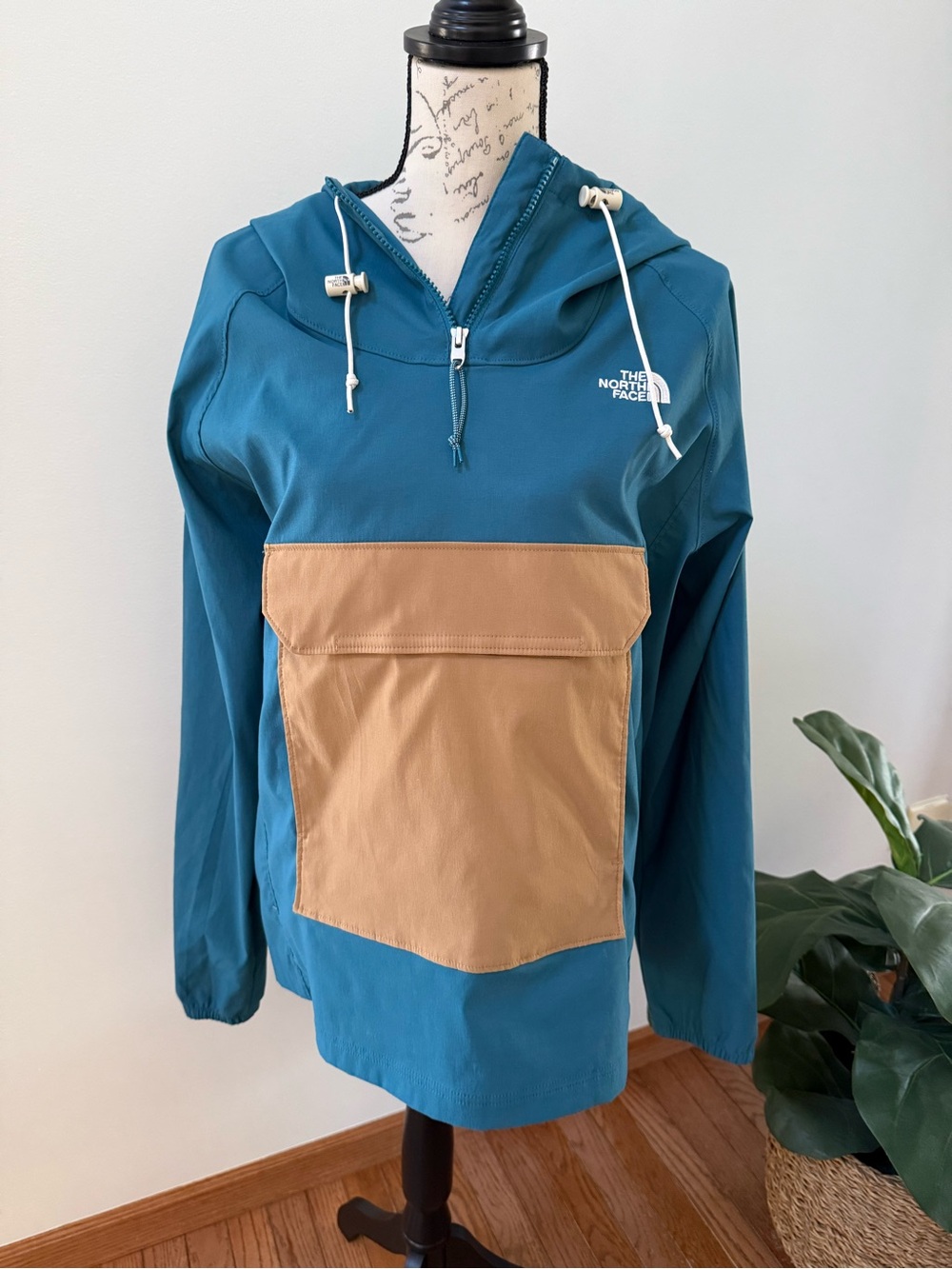 The North Face Men’s Colorblock Windbreaker Jacket with Pocket Size Small
